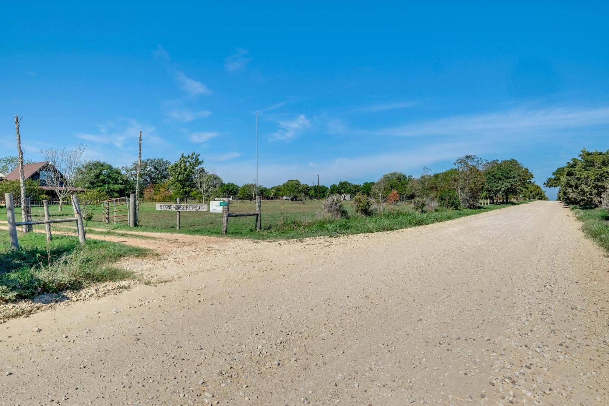 Delightful Carmine Studio On Farm Near Round Top! Exterior foto