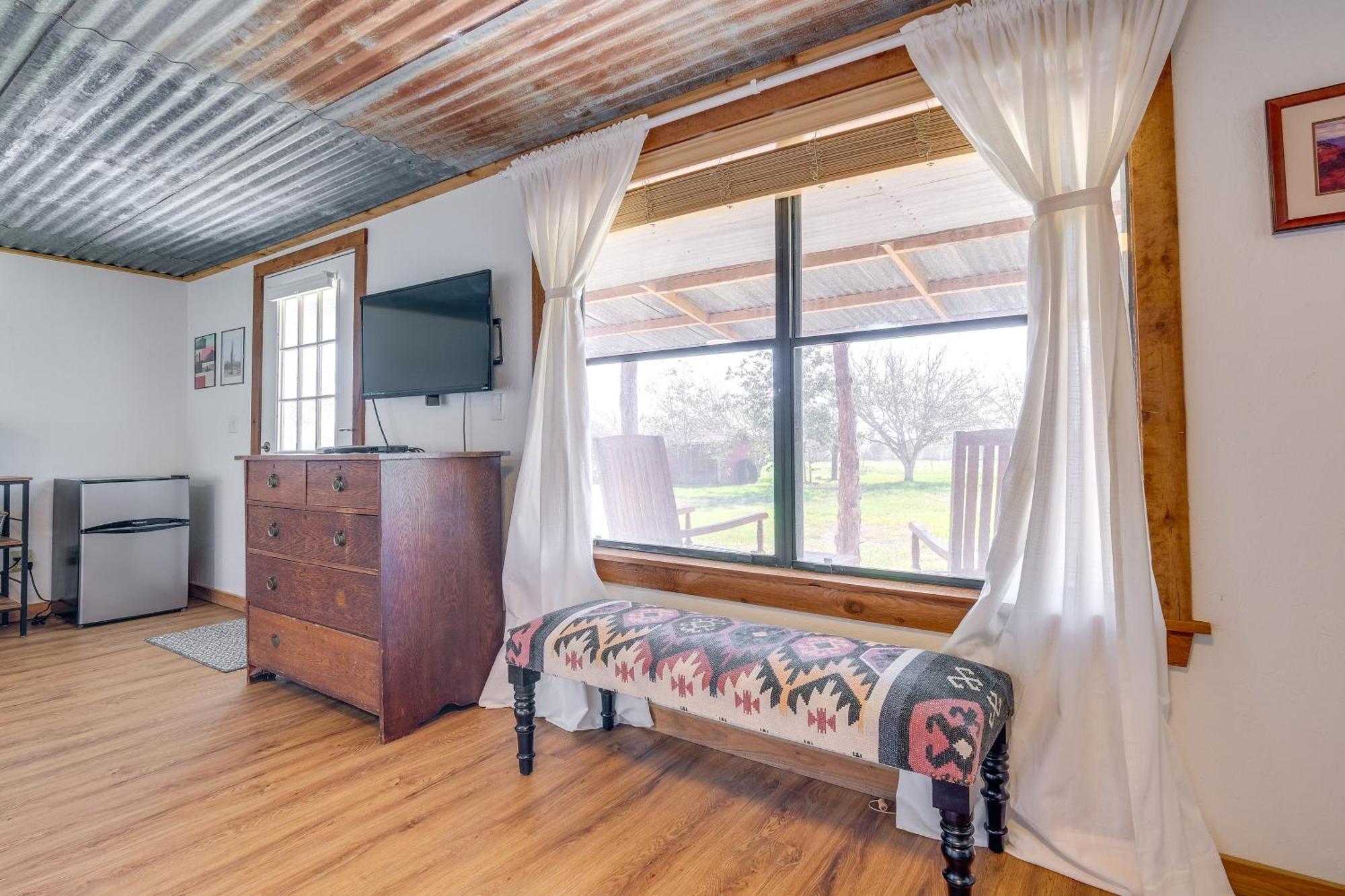 Delightful Carmine Studio On Farm Near Round Top! Exterior foto